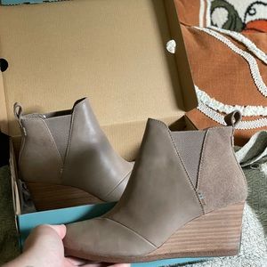 Toms Kelsey Wedge Bootie in Taupe, Leather/Suede